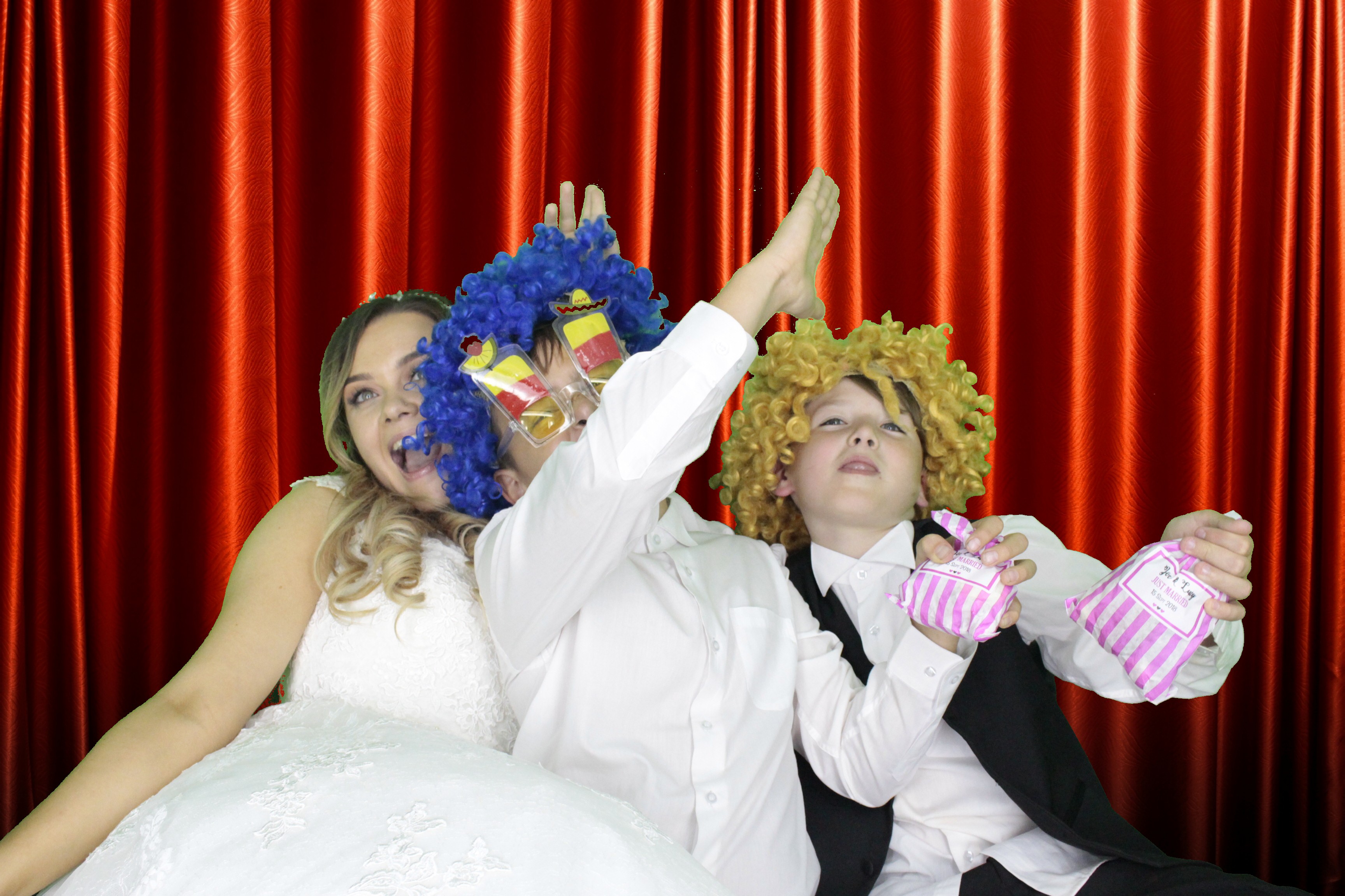 Mr & Mrs Hillier | View more photos from the event at gallery.myphotoboothexperience.co.uk/u/MyPhotoBoothExperienceLtd/Mr-Mrs-Hillier